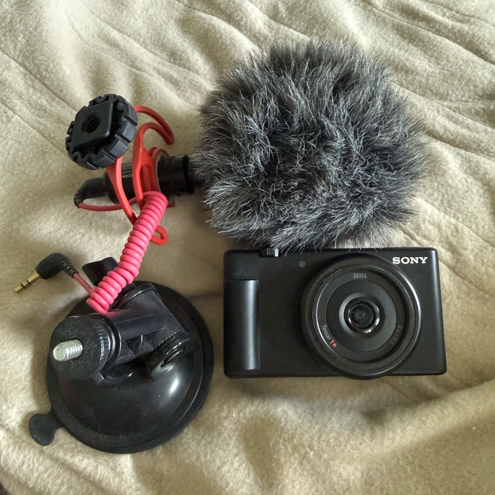 Sony ZV-1F Compact Vlogging Camera with Gray mic and Black Suction Mount